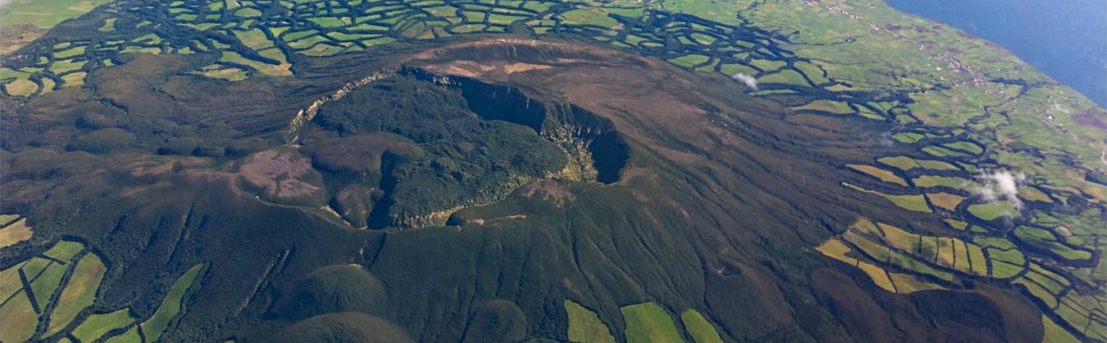 Vista aérea do Vulcão de Santa Bárbara, ilha Terceira